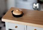 Marmite miniature en métal à l'échelle 1:12 avec couvercle et poignées latérales, 2,5 cm de diamètre, fournitures pour maison de poupée DIY (noir et beige)