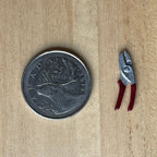 1/12スケール ミニチュア 金属製剪定ばさみ、長さ約2cm、ドールハウス用DIYパーツ（シルバー＆ダークレッド）