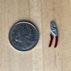 1/12スケール ミニチュア 金属製剪定ばさみ、長さ約2cm、ドールハウス用DIYパーツ（シルバー＆ダークレッド）