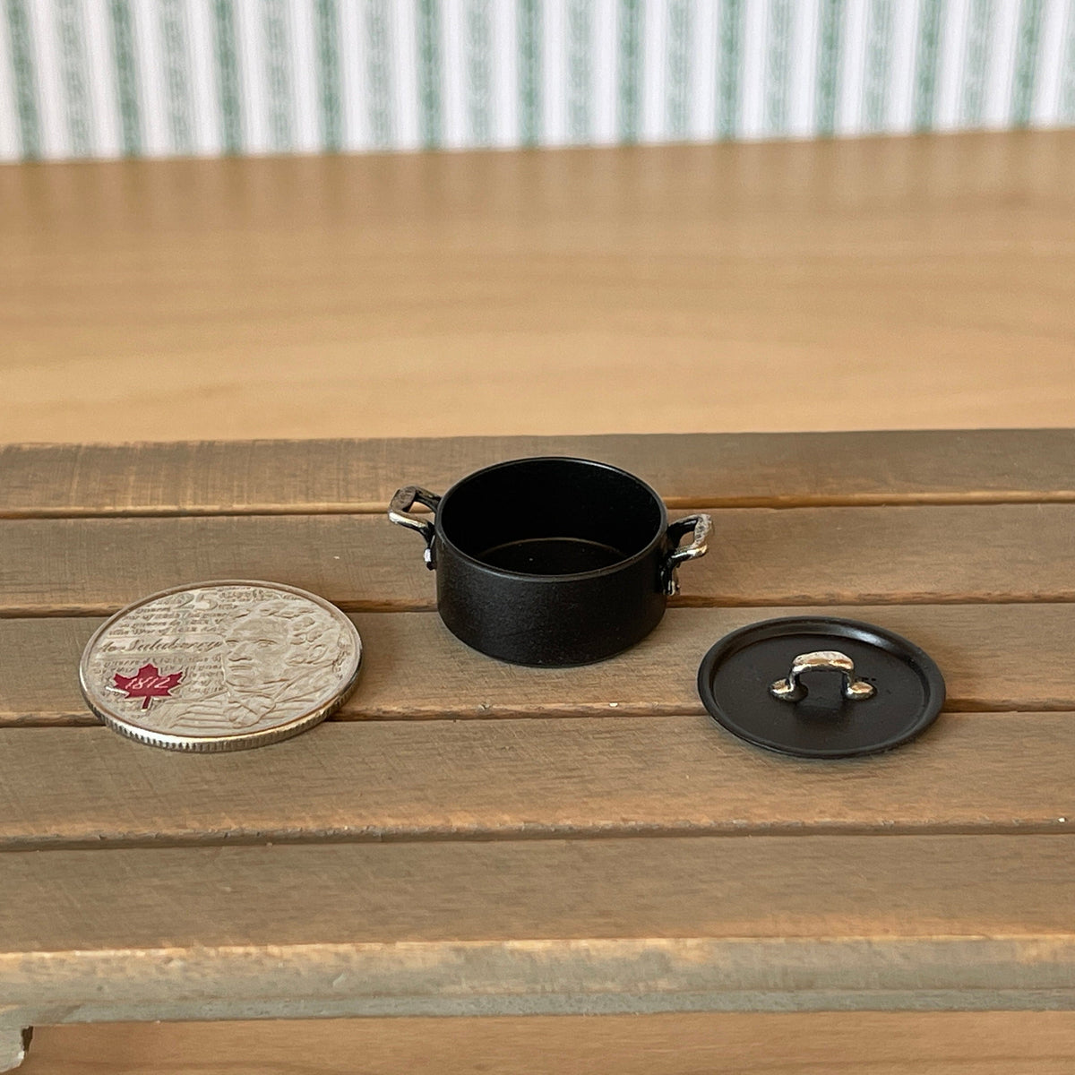 1:12 Scale Miniature Metal Cooking Pot with Handles and Lid, 13/16 inch dia., DIY Dollhouse Supply (black) (medium)