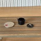 Marmite miniature en métal à l'échelle 1:12 avec couvercle et poignées, diamètre 14 mm (9/16 po), fourniture pour maison de poupée (noir) (petit)