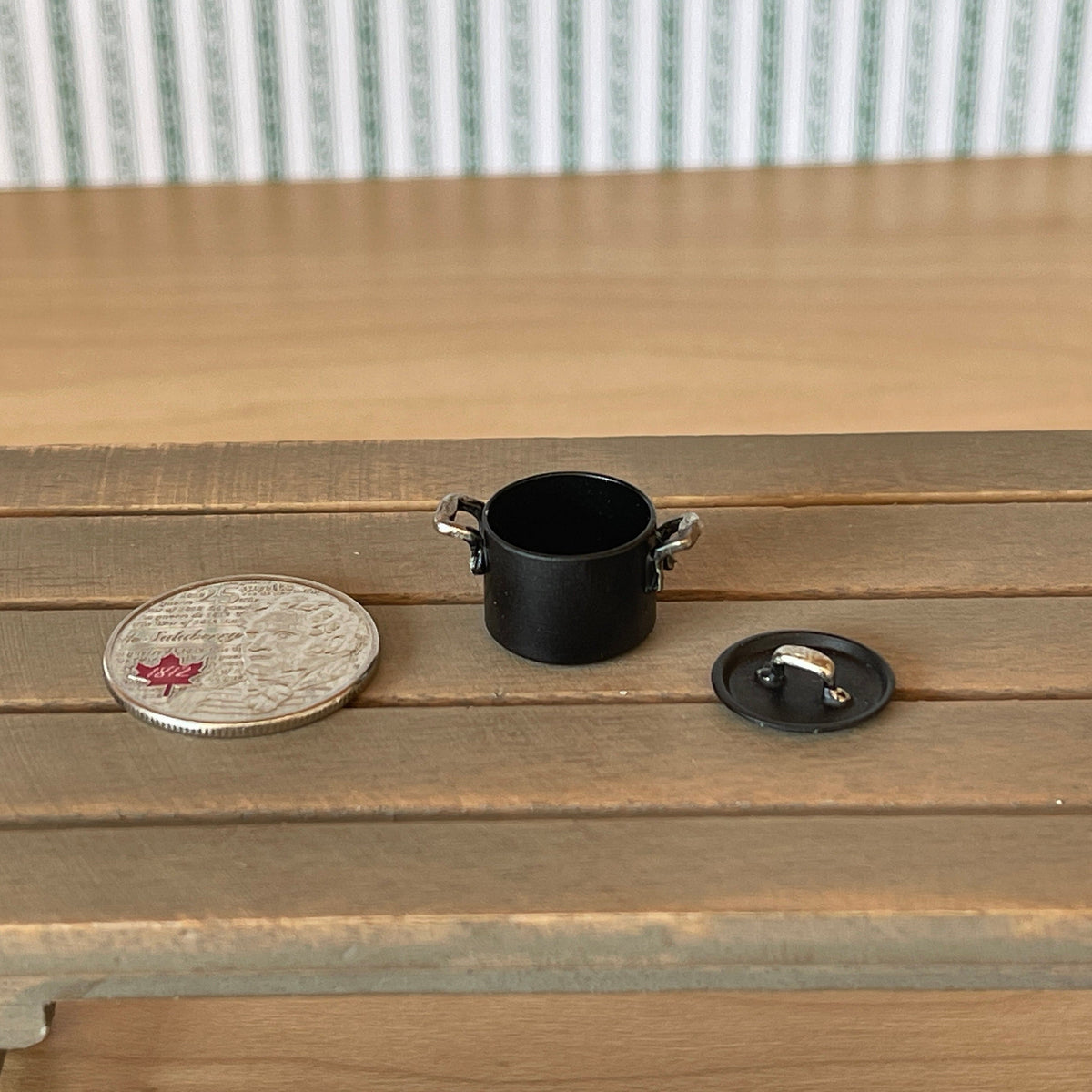 1:12 Scale Miniature Metal Cooking Pot with Lid and Handles, 9/16 inch dia., DIY Dollhouse Supply (black) (small)