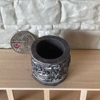Jardinière ronde noire miniature à l'échelle 1:12, relief de voilier blanc, 3 cm de hauteur, fourniture pour maison de poupée DIY (résine moulée)