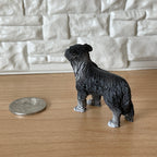 Figurine miniature de chien colley à l'échelle 1:12, debout, 3,97 cm de haut, accessoire pour maison de poupée DIY (noir et blanc)