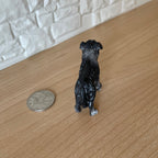 Figurine miniature de chien colley à l'échelle 1:12, debout, 3,97 cm de haut, accessoire pour maison de poupée DIY (noir et blanc)