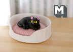 Chat miniature à l'échelle 1:12 en position couchée avec yeux verts, 3 cm de long, accessoire pour maison de poupée DIY (noir)