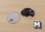 Chat miniature à l'échelle 1:12 en position couchée avec yeux verts, 3 cm de long, accessoire pour maison de poupée DIY (noir)
