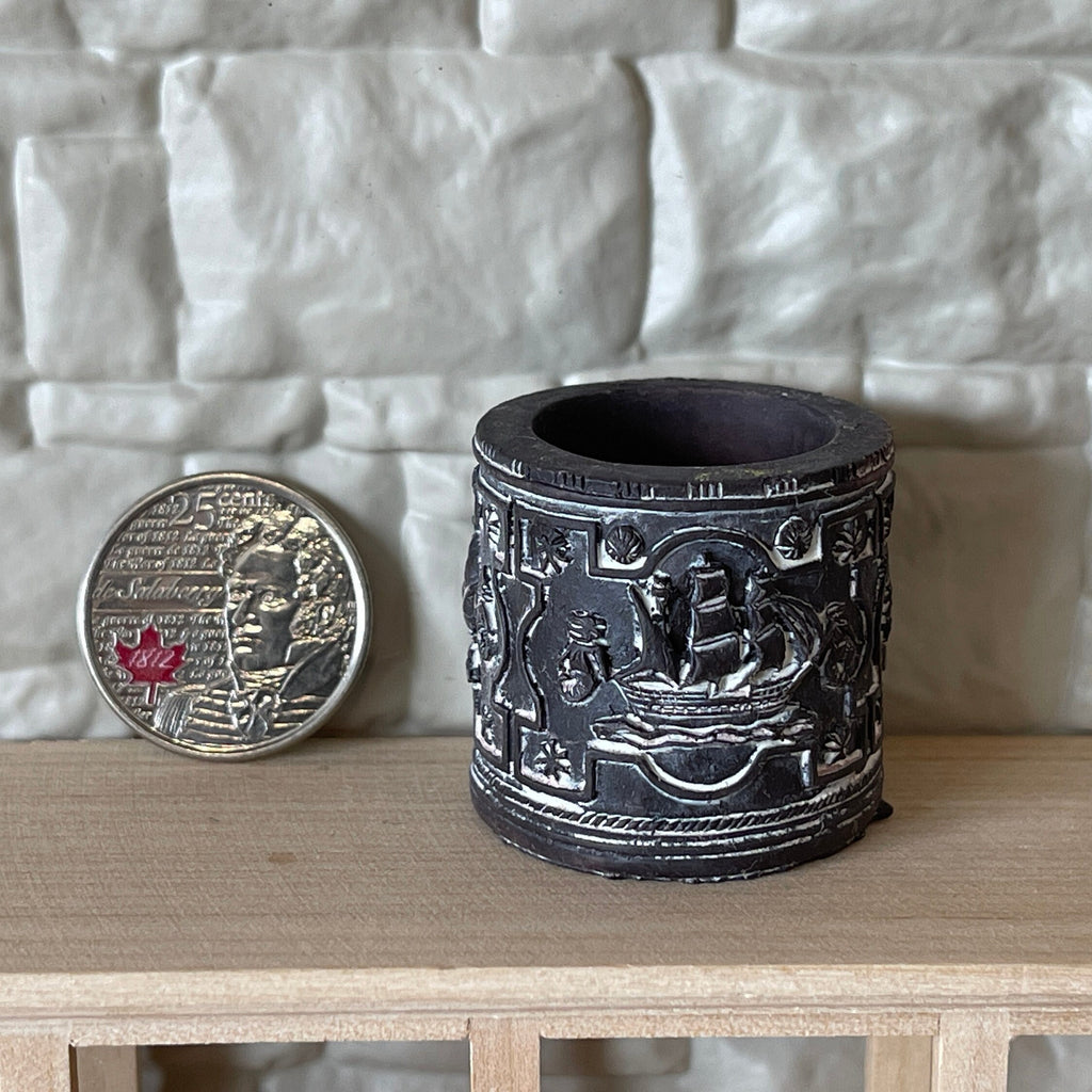 Jardinière ronde noire miniature à l'échelle 1:12, relief de voilier blanc, 3 cm de hauteur, fourniture pour maison de poupée DIY (résine moulée)