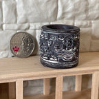 Jardinière ronde noire miniature à l'échelle 1:12, relief de voilier blanc, 3 cm de hauteur, fourniture pour maison de poupée DIY (résine moulée)