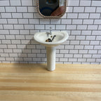 Mini lavabo sur pied rond en céramique à l'échelle 1:12 avec robinet, 7,5 cm de hauteur, fournitures pour maison de poupée (blanc)