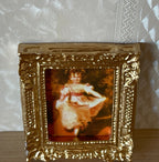 Portrait miniature d'une jeune fille à l'échelle 1:12 dans un cadre doré orné, 6 cm de hauteur, accessoire de maison de poupée DIY