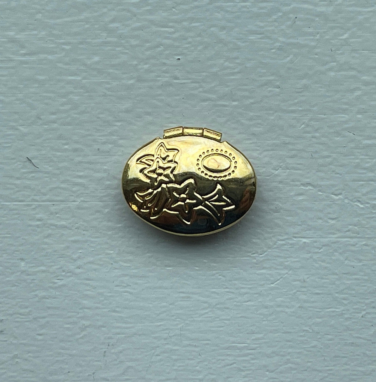 1:12 Scale Miniature Makeup Compact with Clasp and Powder Puff, Embossed Floral Lid, 1/2 inch wide, DIY Dollhouse Supply (gold)
