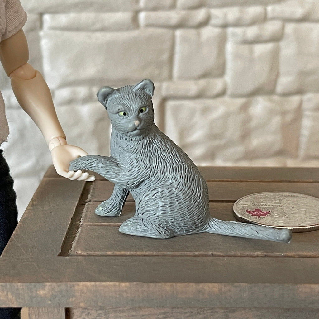 1/12スケール ミニチュア グレーのトラ猫、お座り・お手、高さ約3.5cm、ドールハウス用DIYパーツ