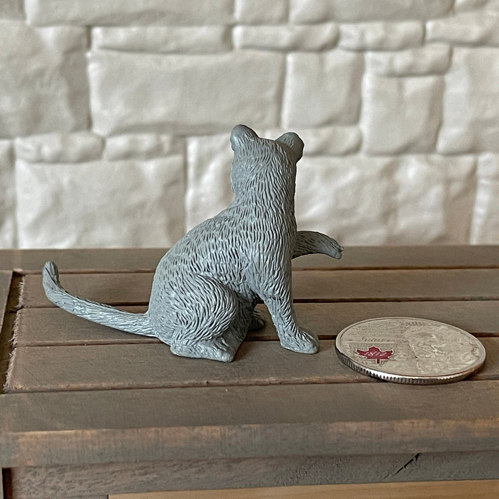 1/12スケール ミニチュア グレーのトラ猫、お座り・お手、高さ約3.5cm、ドールハウス用DIYパーツ