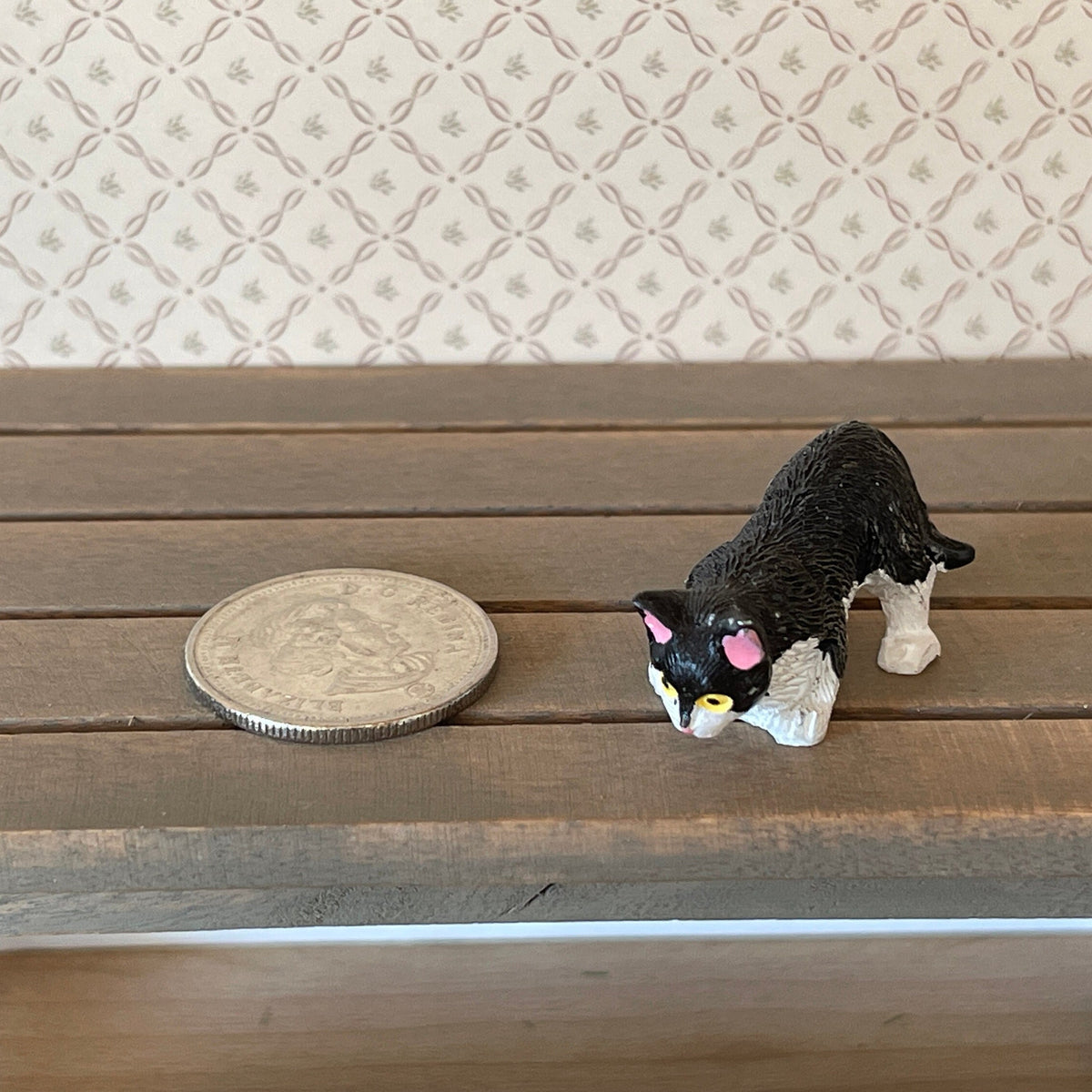 1:12 Scale Miniature Crouching Cat, Stalking, 1-1/8 inch long, DIY Dollhouse Supply (black and white) (style C)