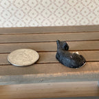 Chat miniature recroquevillé à l'échelle 1:12, 2,5 cm de long, accessoire pour maison de poupée DIY (noir et blanc) (style D)