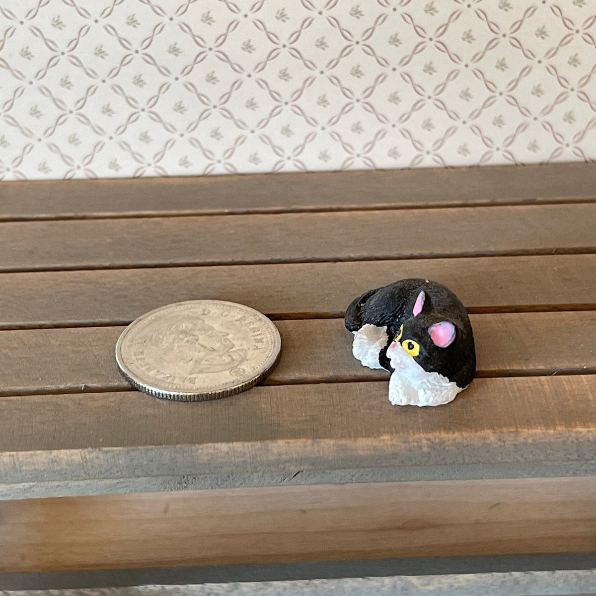 1:12 Scale Miniature Curled Up Cat, 1 inch long, DIY Dollhouse Supply (black and white) (style D)
