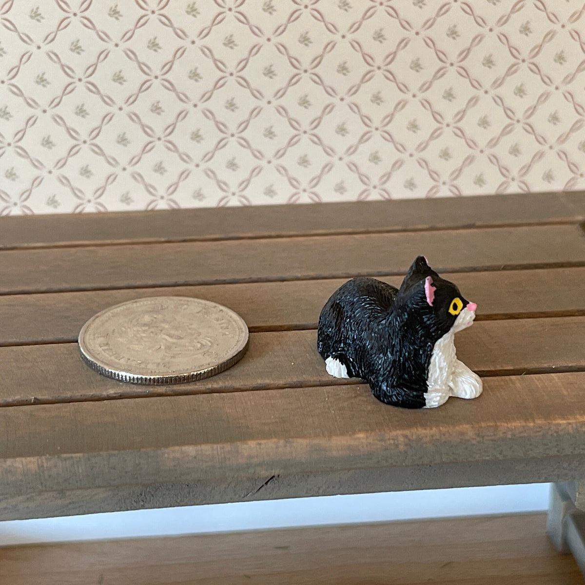 1:12 Scale Miniature Lying Cat, 1 inch long, DIY Dollhouse Supply (black and white) (style A)