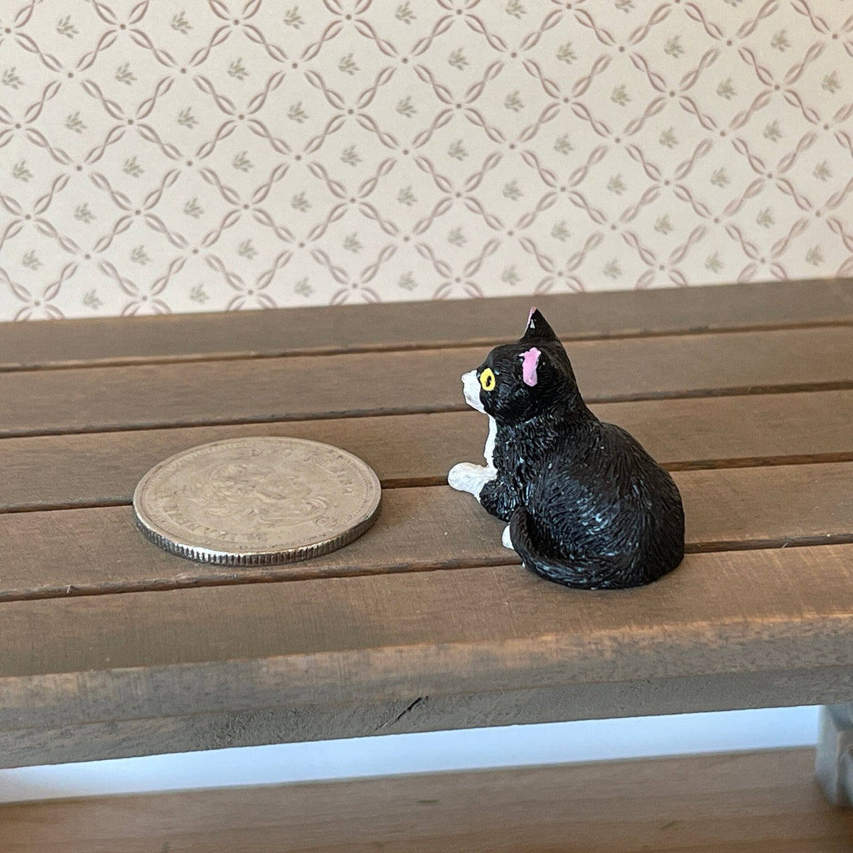 1:12 Scale Miniature Lying Cat, 1 inch long, DIY Dollhouse Supply (black and white) (style A)