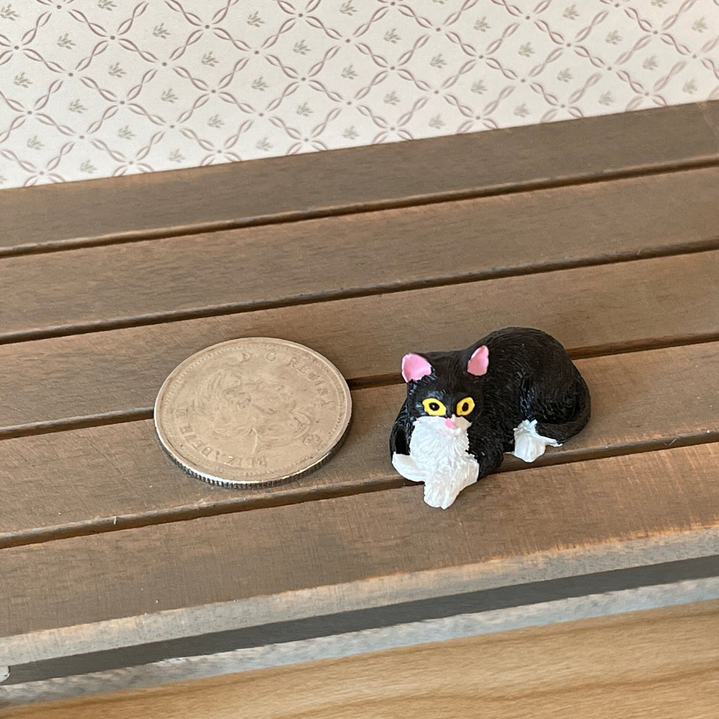 1:12 Scale Miniature Lying Cat, 1 inch long, DIY Dollhouse Supply (black and white) (style A)
