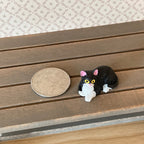 Chat miniature couché à l'échelle 1:12, 2,5 cm de long, fournitures pour maison de poupée DIY (noir et blanc) (style A)