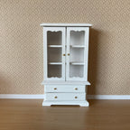 Armoire à vaisselle miniature en bois à l'échelle 1:12 avec portes vitrées et tiroirs, 15,2 cm de haut, accessoire pour maison de poupée DIY (blanc)