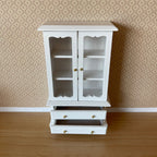 Armoire à vaisselle miniature en bois à l'échelle 1:12 avec portes vitrées et tiroirs, 15,2 cm de haut, accessoire pour maison de poupée DIY (blanc)