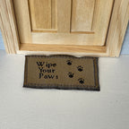 Schaal 1:12 miniatuur deurmat "Wipe Your Paws" met pootafdrukken, 2-3/16 inch breed, DIY-poppenhuisbenodigdheden