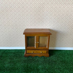 Vitrine miniature en bois à l'échelle 1:12 avec portes vitrées et tiroir, 7,9 cm de hauteur, fournitures pour maison de poupée (noyer)