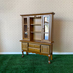 Miniatura in scala 1:12 vetrina in legno con ante in vetro, 9 ripiani e 2 cassetti, alta 5-15/16 inch, accessori fai da te per casa delle bambole (miele)