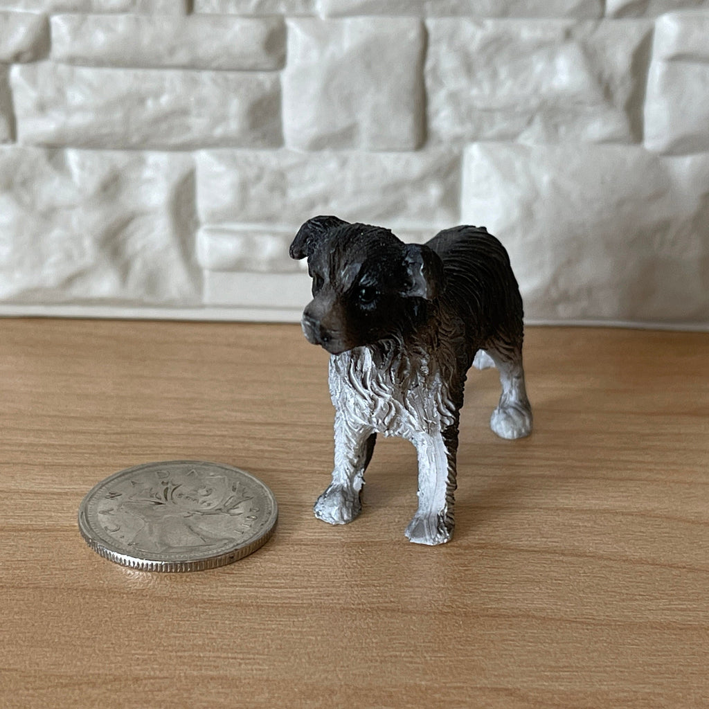 Figurine miniature de chien colley à l'échelle 1:12, debout, 3,97 cm de haut, accessoire pour maison de poupée DIY (noir et blanc)