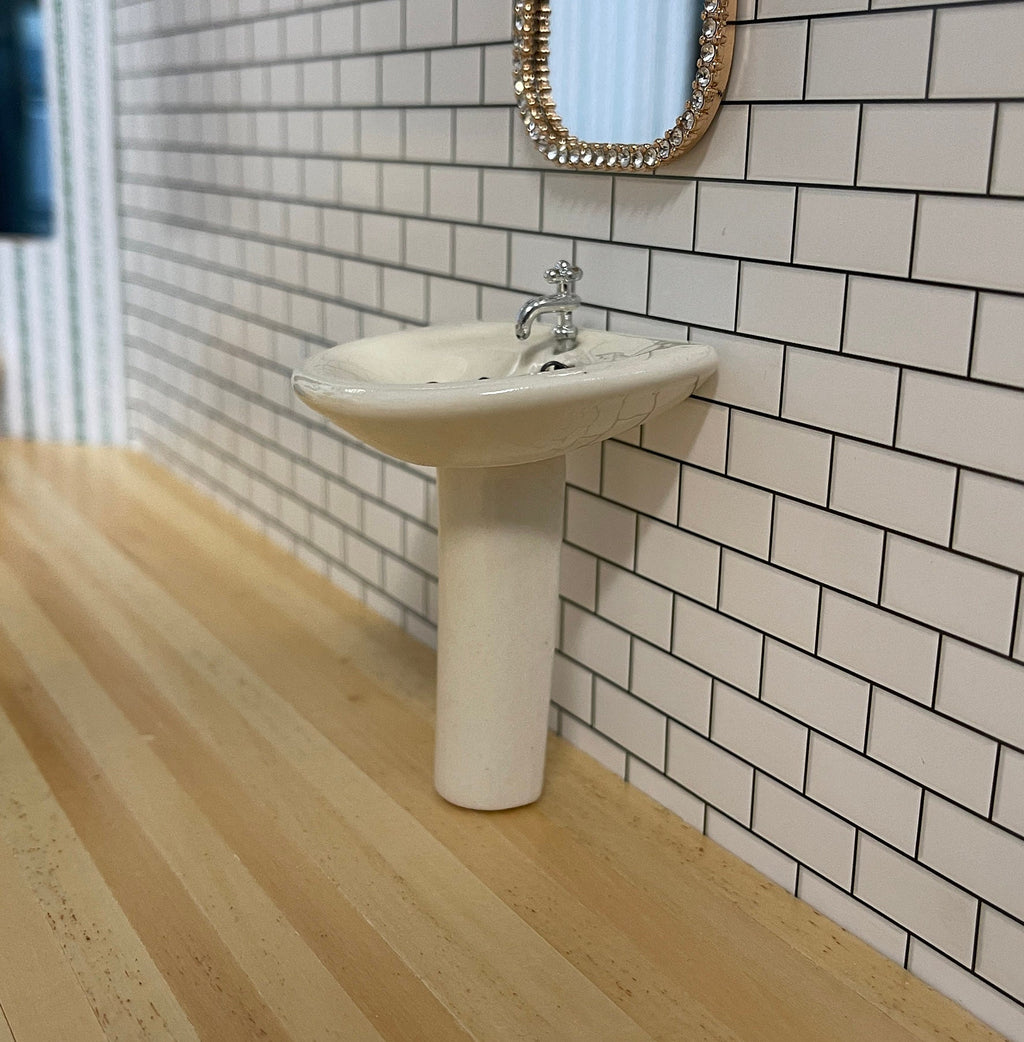 Mini lavabo sur pied rond en céramique à l'échelle 1:12 avec robinet, 7,5 cm de hauteur, fournitures pour maison de poupée (blanc)