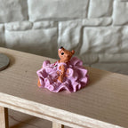1:12スケール ミニチュア ベアの置物 ラッフルドレス（ピンク）、座りポーズ、高さ約2cm、DIYドールハウス用パーツ