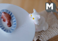 1:12 Dollhouse Miniature Hungry White Cat 1 12th pet - F104