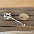 Dollhouse Miniature Carpet Rug Beater 1:12 Scale - G068