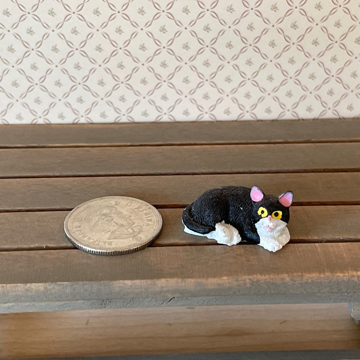1:12 Scale Miniature Curled Up Cat, 1 inch long, DIY Dollhouse Supply (black and white) (style D)