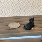 Chat miniature couché à l'échelle 1:12, 2,5 cm de long, fournitures pour maison de poupée DIY (noir et blanc) (style A)