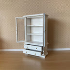 Armoire à vaisselle miniature en bois à l'échelle 1:12 avec portes vitrées et tiroirs, 15,2 cm de haut, accessoire pour maison de poupée DIY (blanc)
