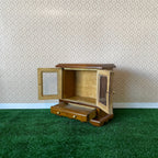 Vitrine miniature en bois à l'échelle 1:12 avec portes vitrées et tiroir, 7,9 cm de hauteur, fournitures pour maison de poupée (noyer)