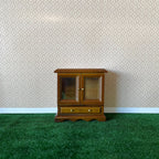 Vitrine miniature en bois à l'échelle 1:12 avec portes vitrées et tiroir, 7,9 cm de hauteur, fournitures pour maison de poupée (noyer)