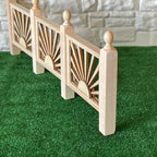 Panneau de rambarde de porche miniature à l'échelle 1:12 en bois non peint avec balustres en éventail et poteaux à pommeau, 22,9 cm de long, fournitures de maison de poupée à faire soi-même