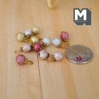 Miniature julekugler med glimmer i skala 1:12, pakke med 12, 5/16 inch i diameter, gør-det-selv-materiale til dukkehus (guld, sølv, rød og lyserød)