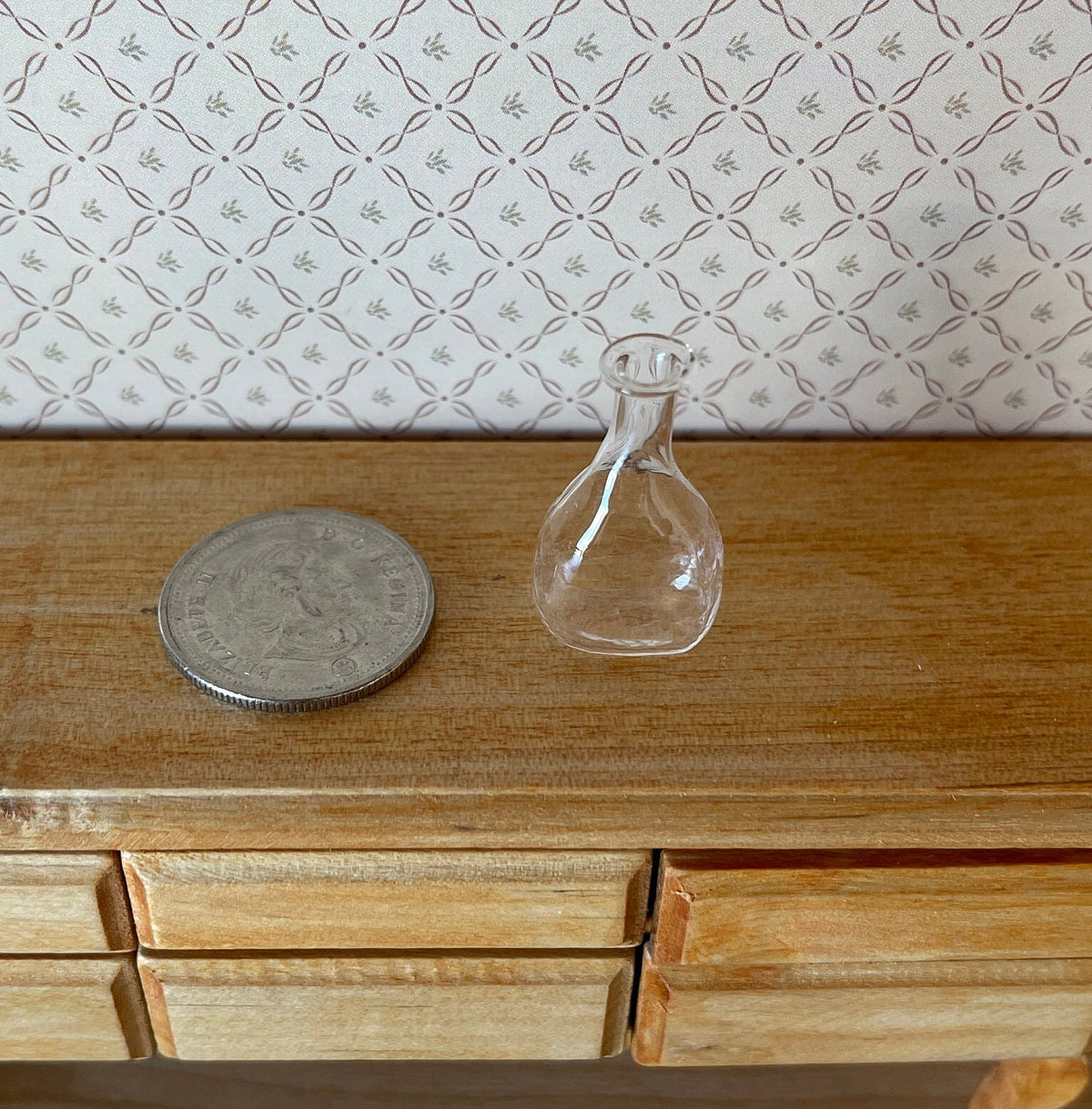 Dollhouse Supplies Miniature Vase , Glass Wine Decanter , Flask , 1:12 Scale (Made with glass) - B064