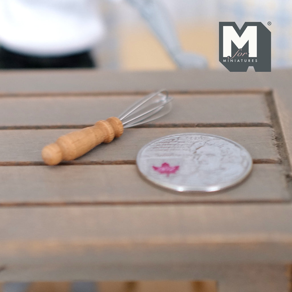 Fouet miniature en fil métallique à l'échelle 1:12 avec manche en bois, 3,8 cm de long, accessoire de maison de poupée à faire soi-même