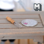 Fouet miniature en fil métallique à l'échelle 1:12 avec manche en bois, 3,8 cm de long, accessoire de maison de poupée à faire soi-même