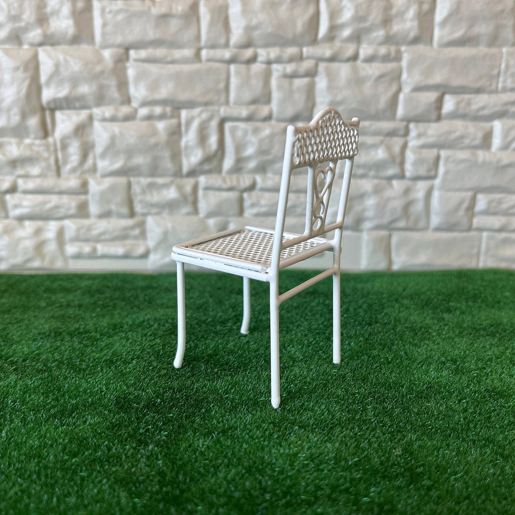 Chaise de jardin miniature en métal à l'échelle 1:12, dossier orné, 7,9 cm (3-1/8 pouces) de hauteur, fournitures pour maison de poupée DIY (blanc)