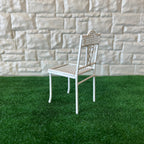 Chaise de jardin miniature en métal à l'échelle 1:12, dossier orné, 7,9 cm (3-1/8 pouces) de hauteur, fournitures pour maison de poupée DIY (blanc)