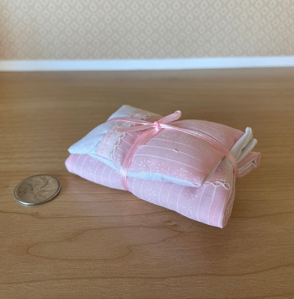 Dollhouse Single Bedding Set with Pillow Comforter and Cover Sheet , 1:12 Scale Miniature Bed Topper , Coverlet , Coverlet , Bedspread B013