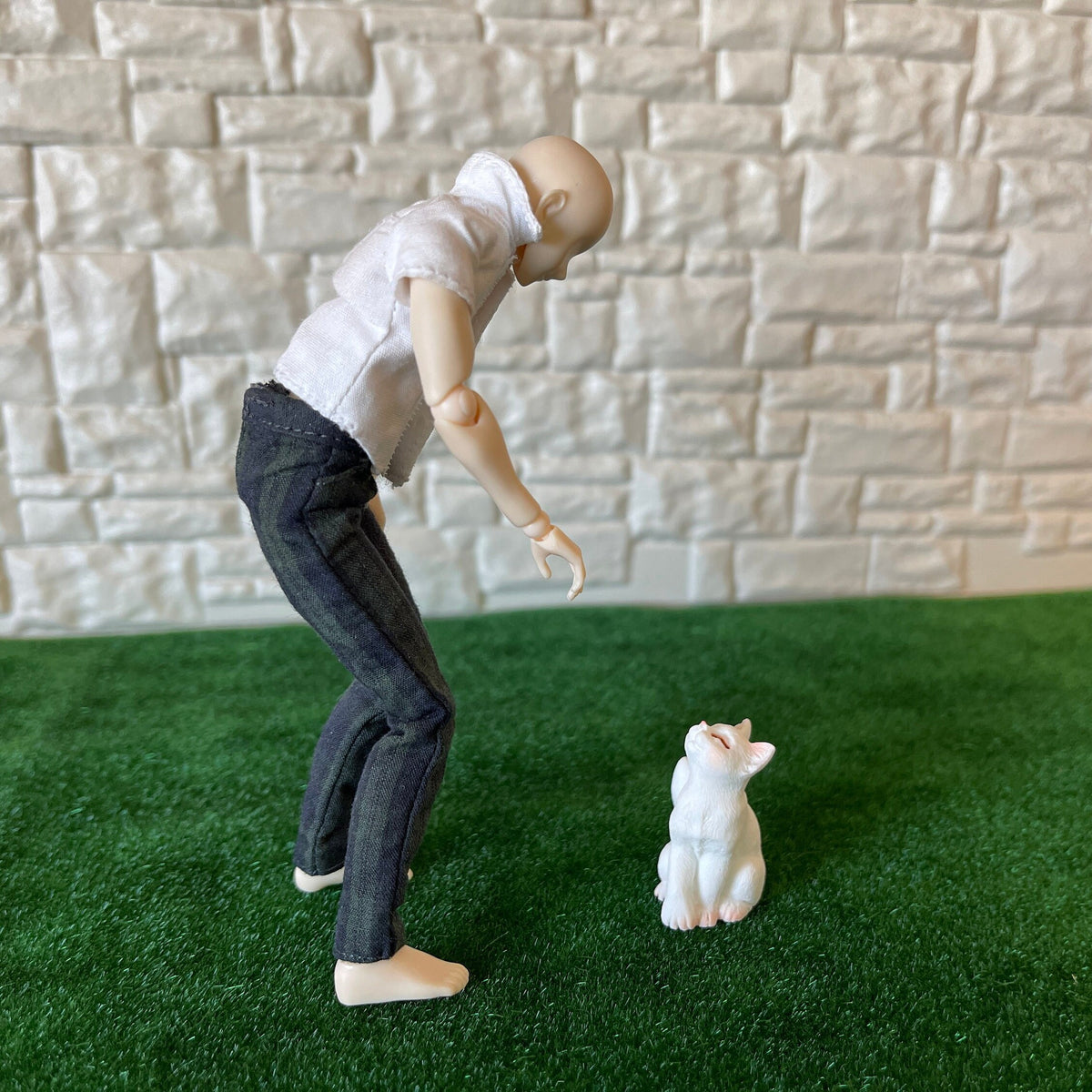 1:12 Scale Miniature Resin Sitting Cat, Looking Up, 1-5/16 inch tall, DIY Dollhouse Supply (white)
