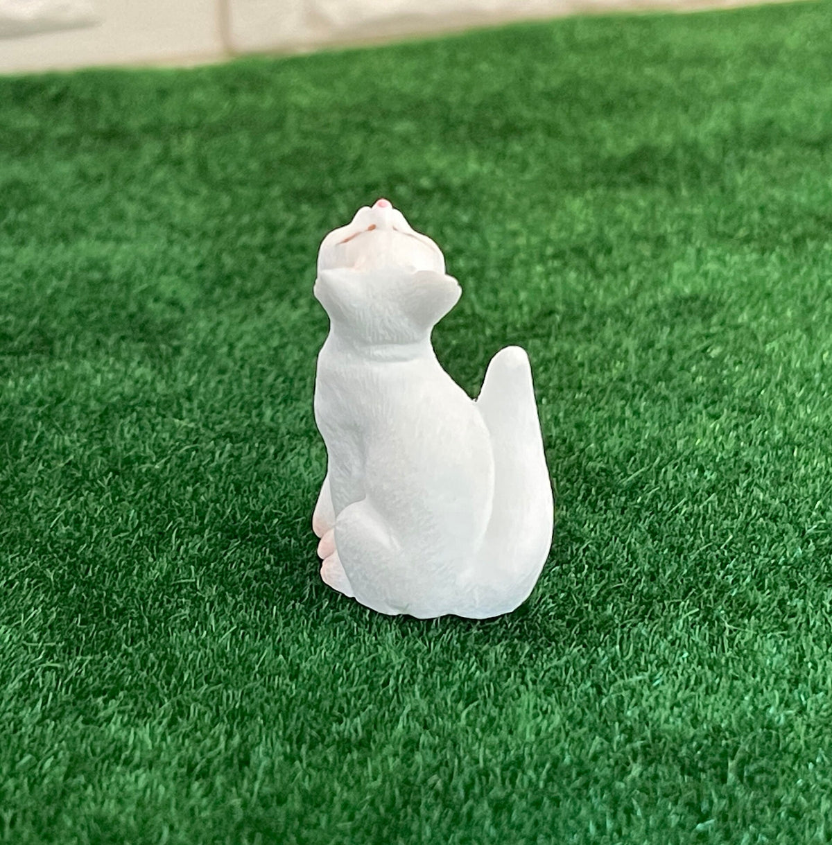1:12 Scale Miniature Resin Sitting Cat, Looking Up, 1-5/16 inch tall, DIY Dollhouse Supply (white)